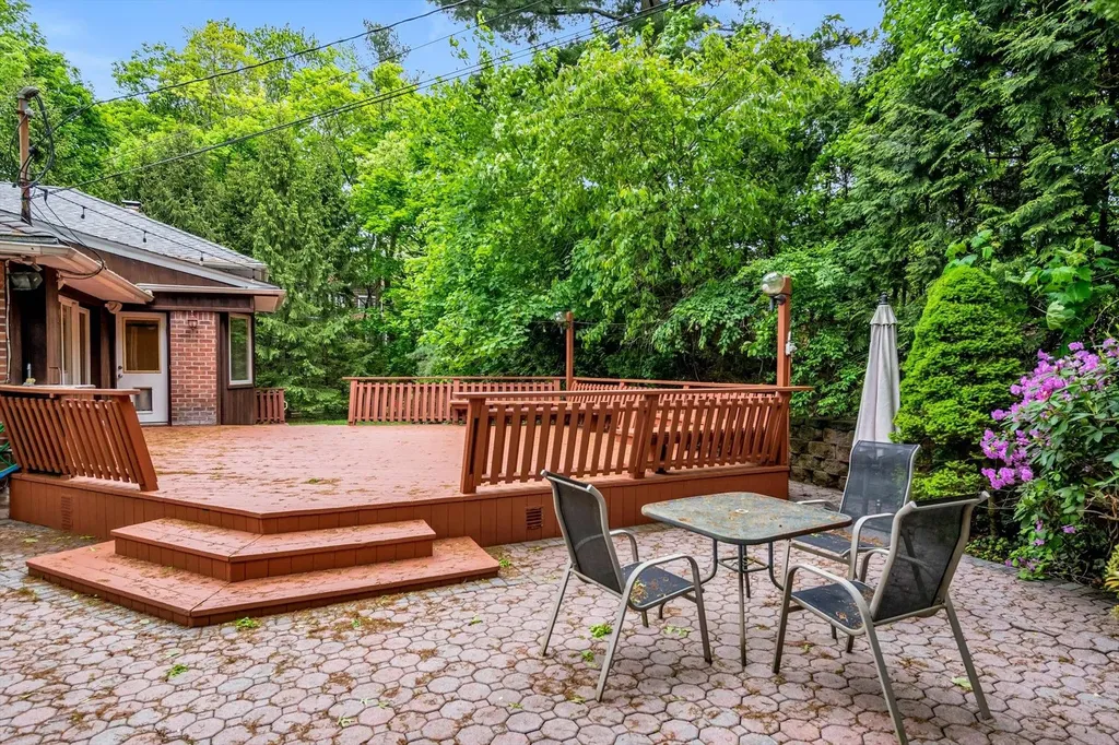 22 Junard Drive Roslyn NY 11576