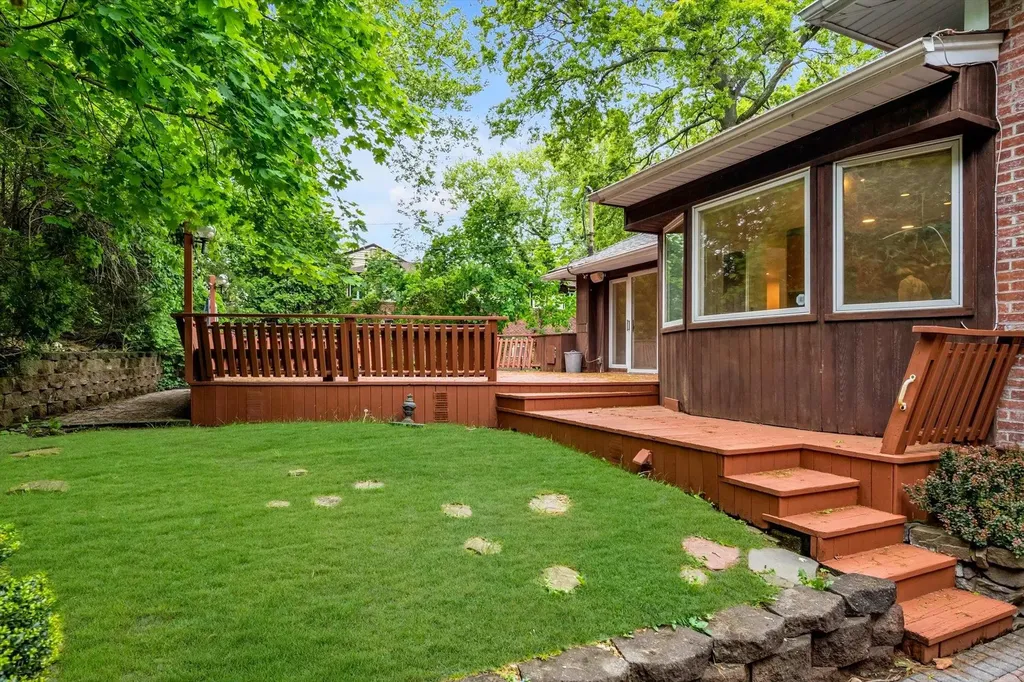 22 Junard Drive Roslyn NY 11576