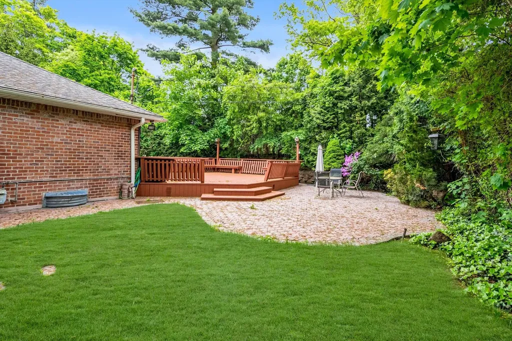 22 Junard Drive Roslyn NY 11576