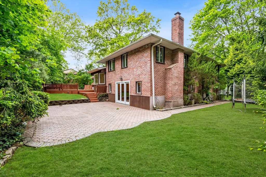 22 Junard Drive Roslyn NY 11576