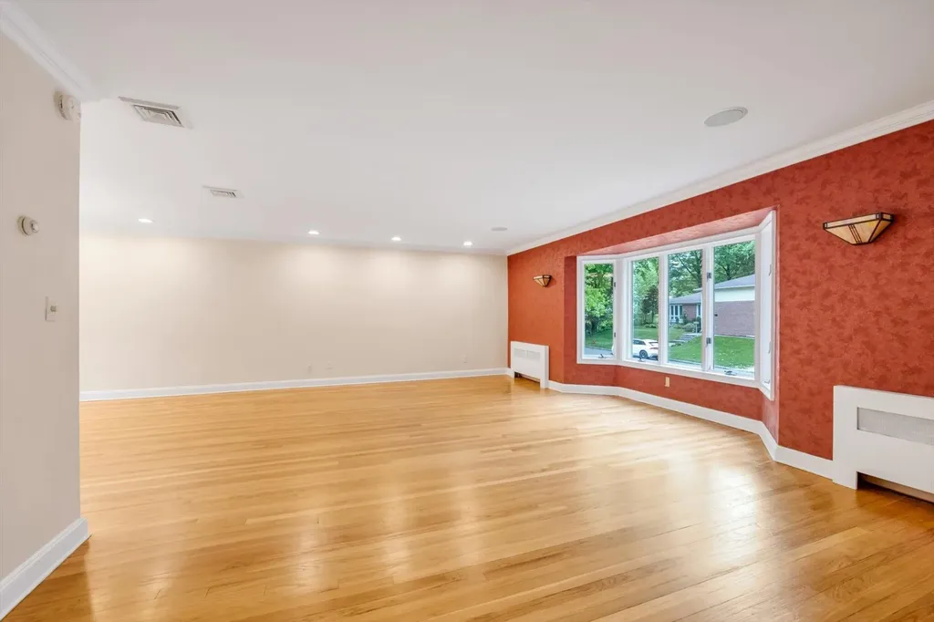 22 Junard Drive Roslyn NY 11576