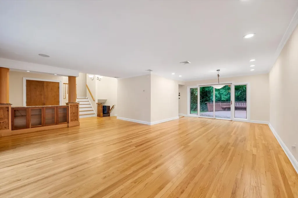 22 Junard Drive Roslyn NY 11576