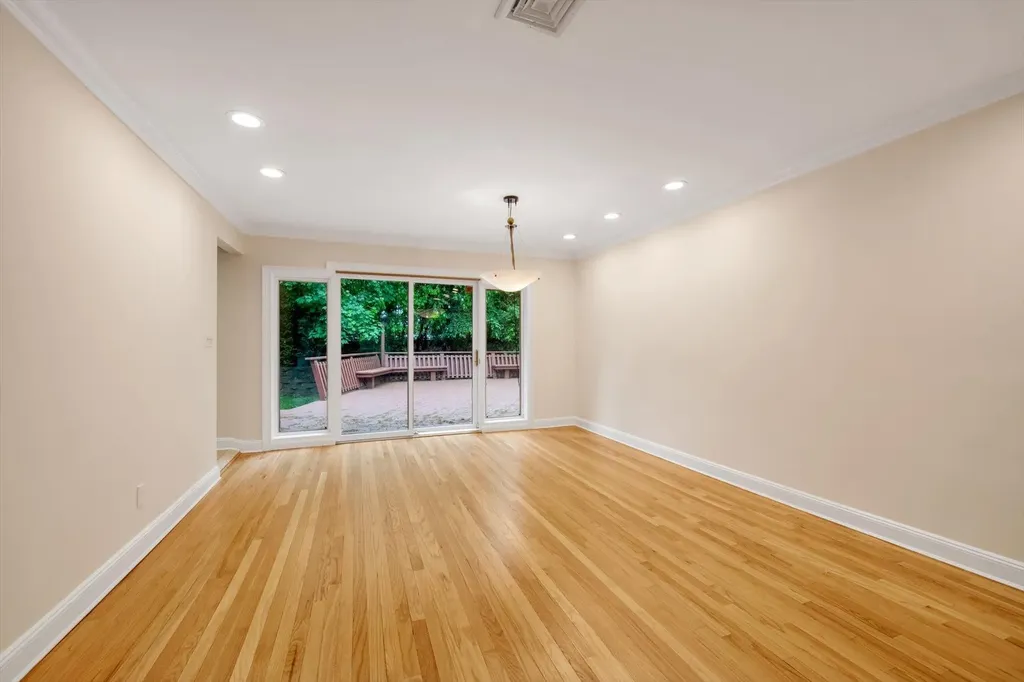 22 Junard Drive Roslyn NY 11576