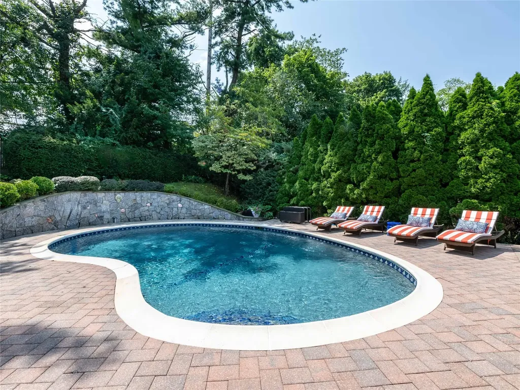 28 Sully Drive Manhasset NY 11030
