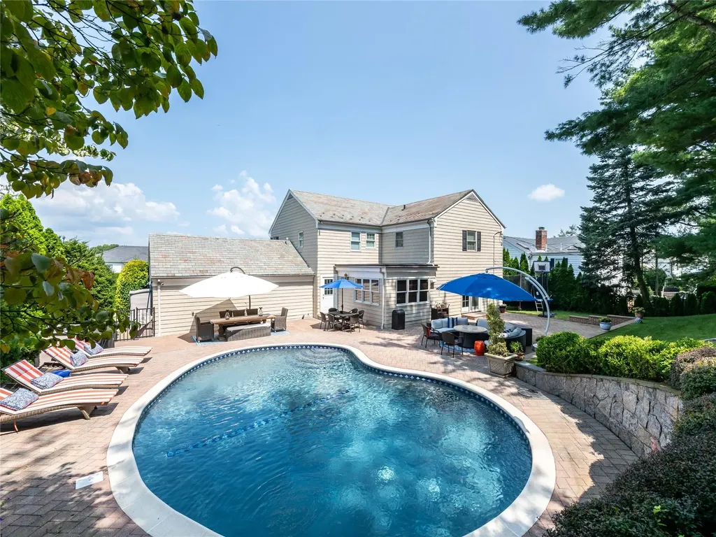 28 Sully Drive Manhasset NY 11030