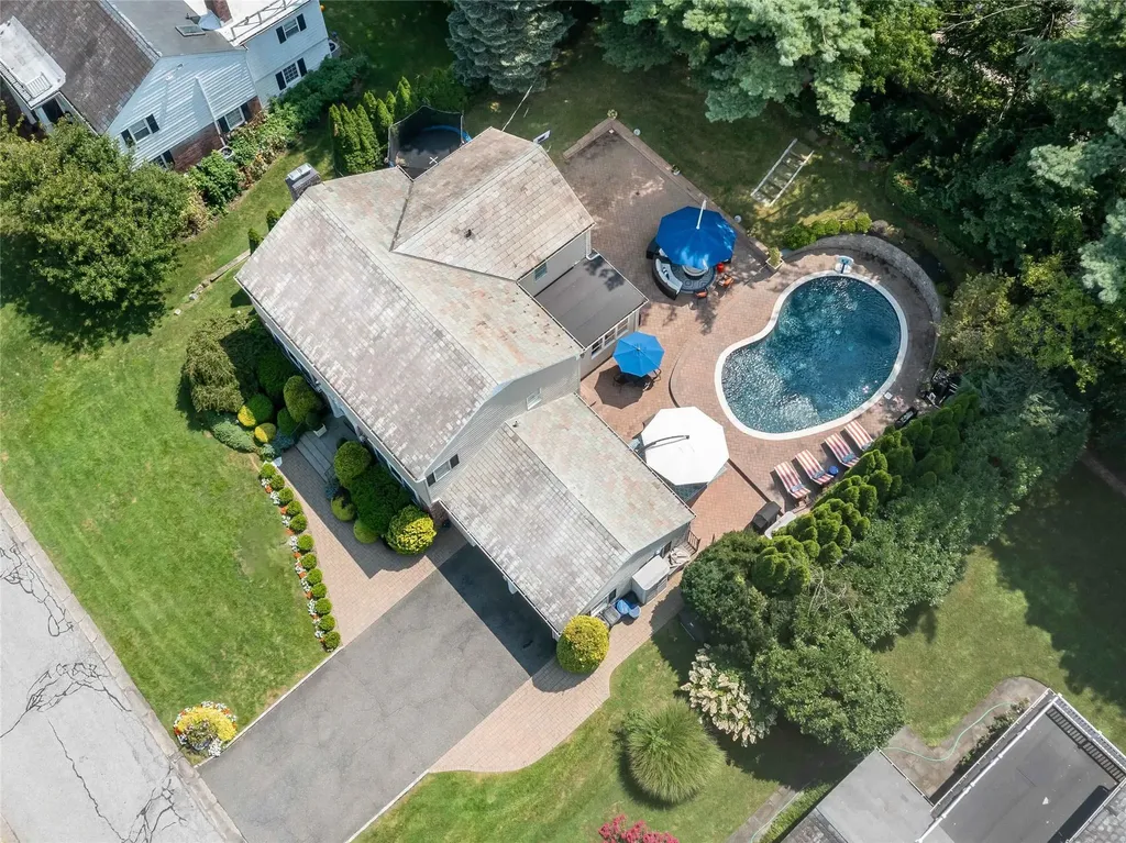 28 Sully Drive Manhasset NY 11030