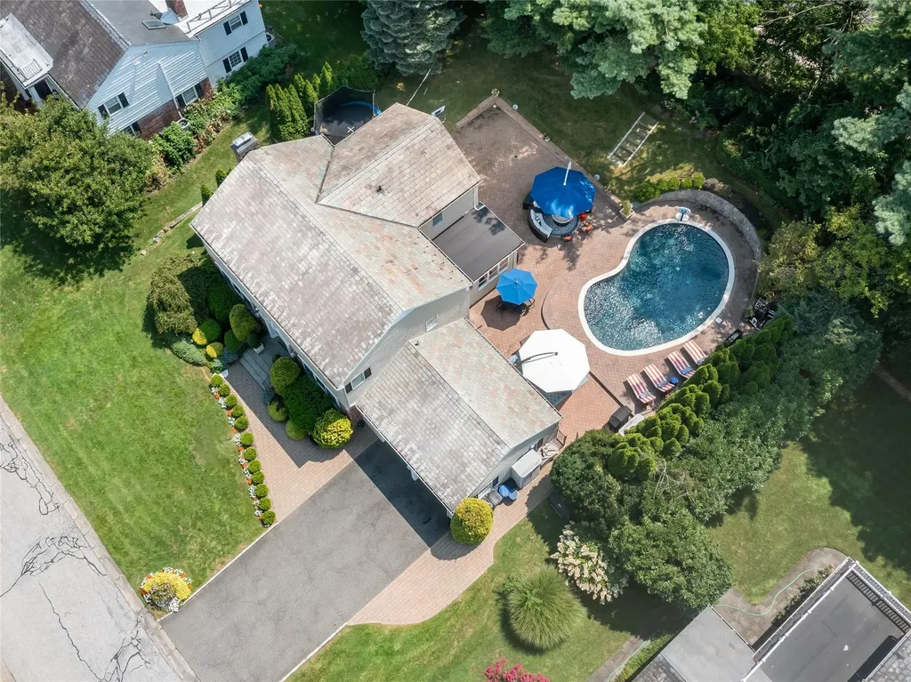 28 Sully Drive Manhasset NY 11030
