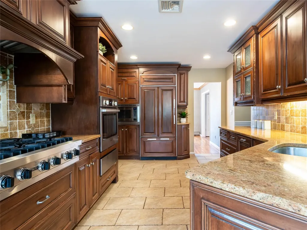 28 Sully Drive Manhasset NY 11030