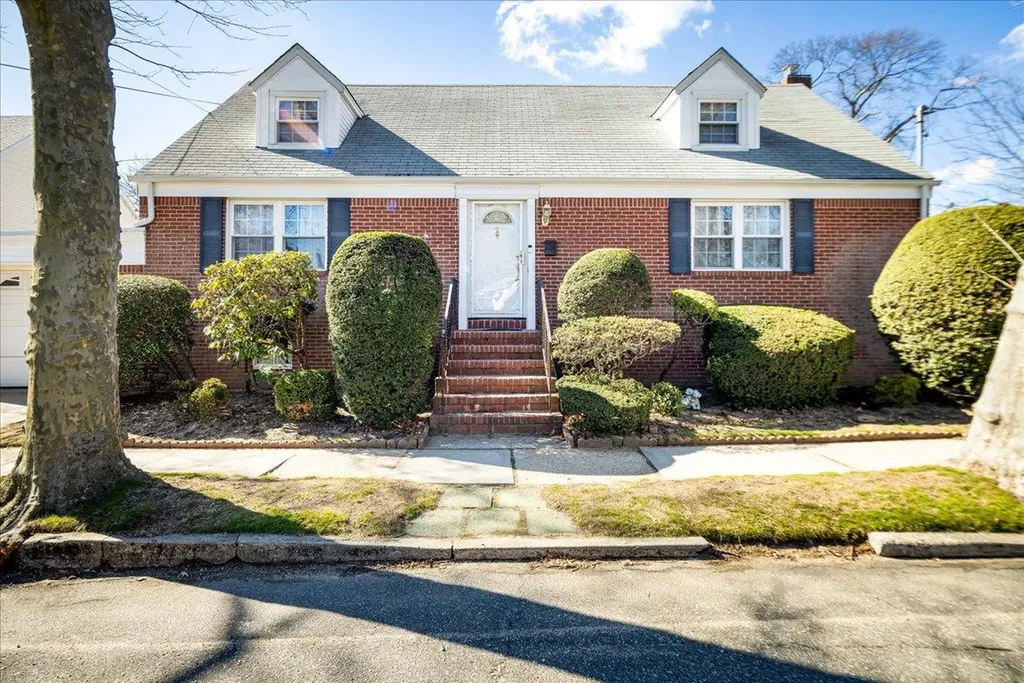8 Garden Drive Lynbrook NY 11563