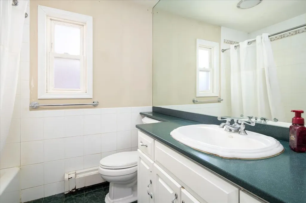 8 Garden Drive Lynbrook NY 11563
