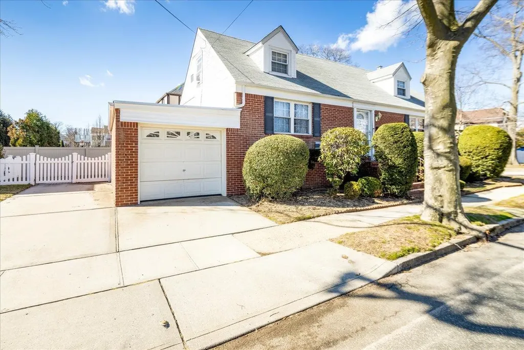 8 Garden Drive Lynbrook NY 11563