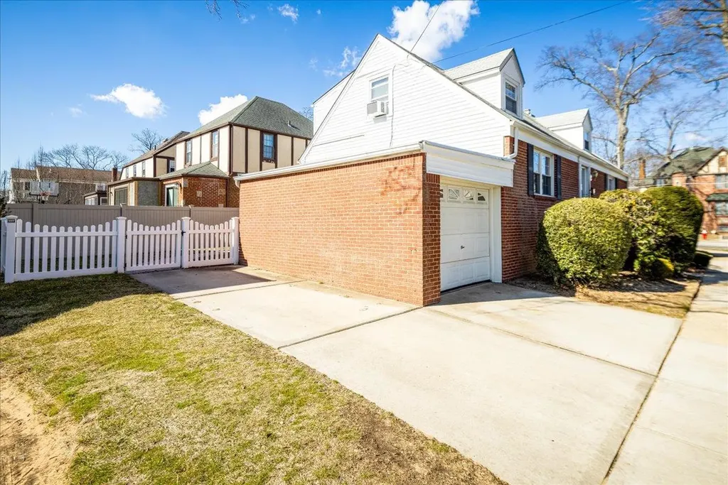 8 Garden Drive Lynbrook NY 11563