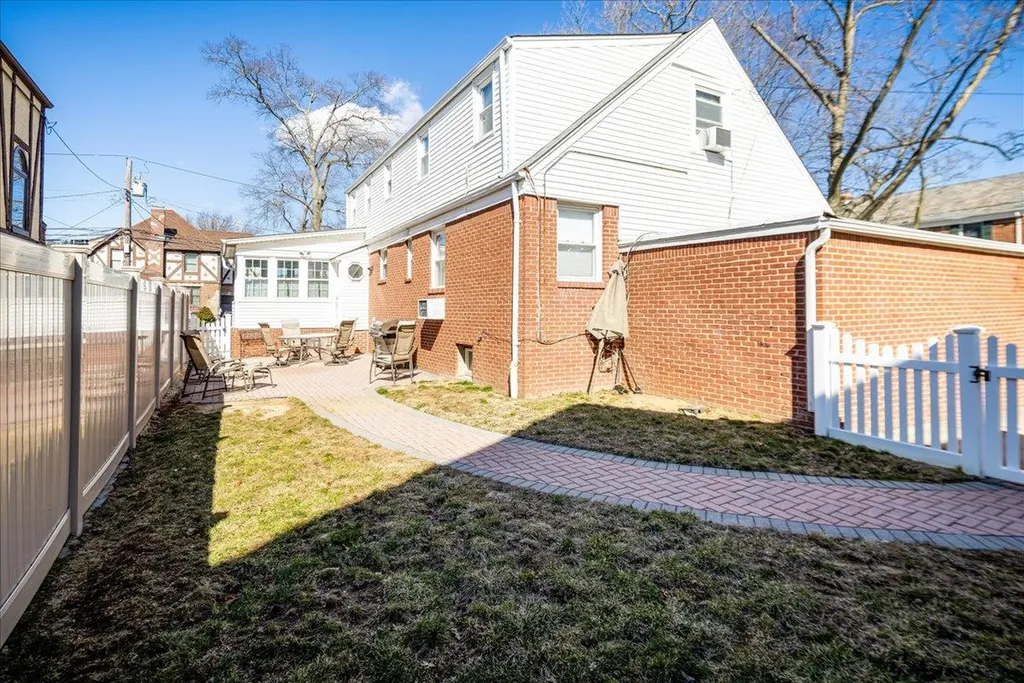 8 Garden Drive Lynbrook NY 11563