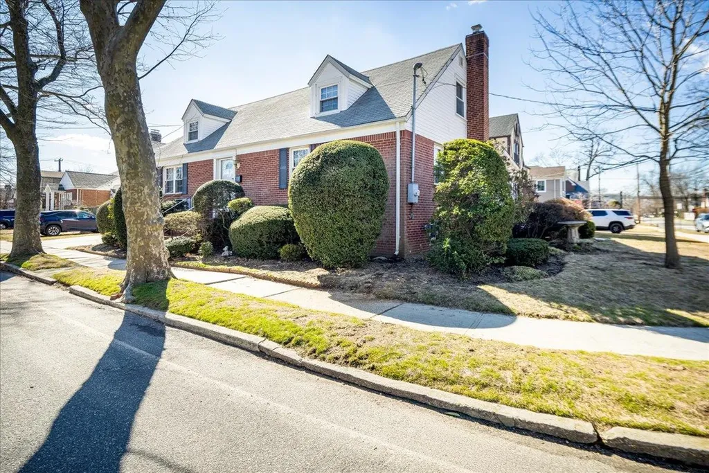 8 Garden Drive Lynbrook NY 11563