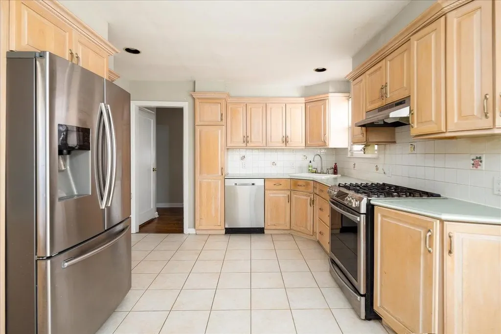 8 Garden Drive Lynbrook NY 11563