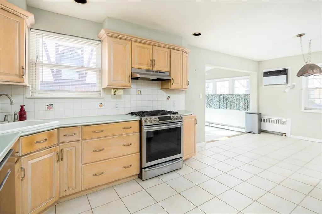 8 Garden Drive Lynbrook NY 11563