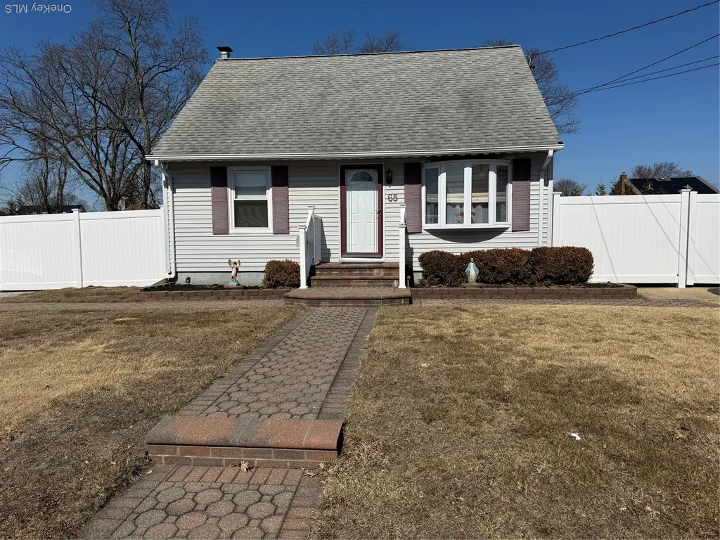 65 Heathcote Road Lindenhurst NY 11757