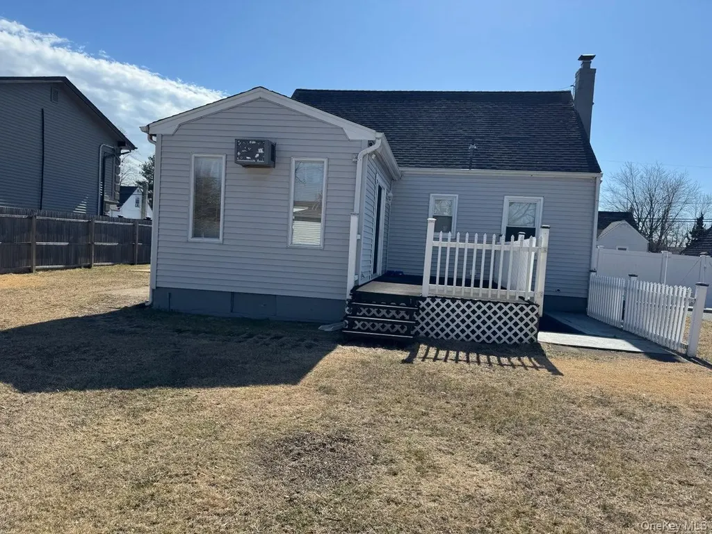 65 Heathcote Road Lindenhurst NY 11757