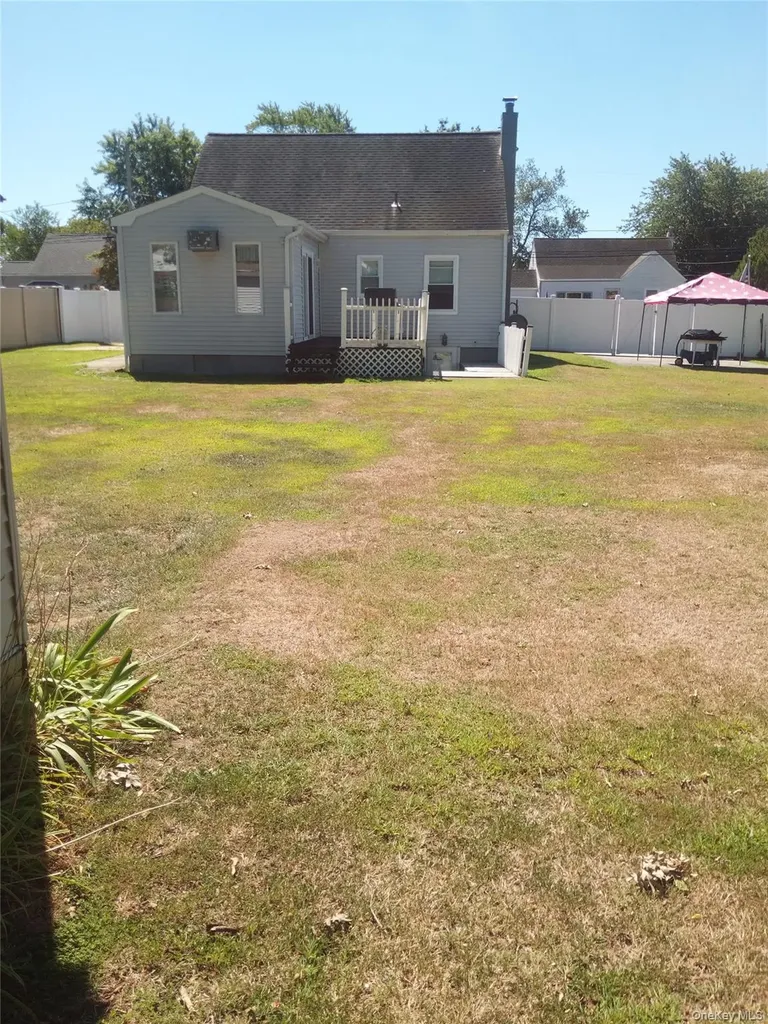 65 Heathcote Road Lindenhurst NY 11757
