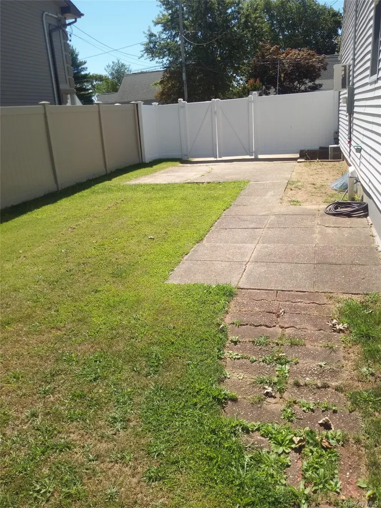 65 Heathcote Road Lindenhurst NY 11757