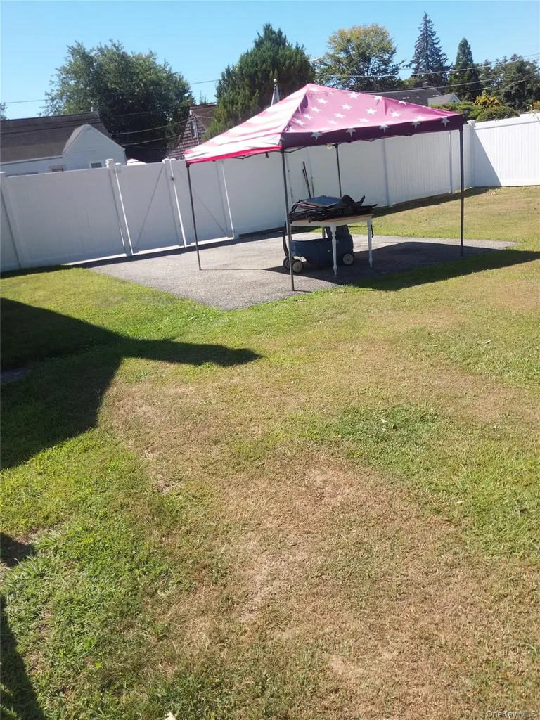 65 Heathcote Road Lindenhurst NY 11757