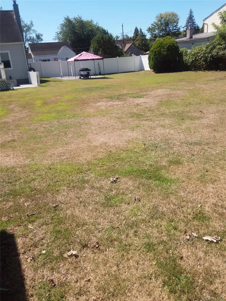 65 Heathcote Road Lindenhurst NY 11757