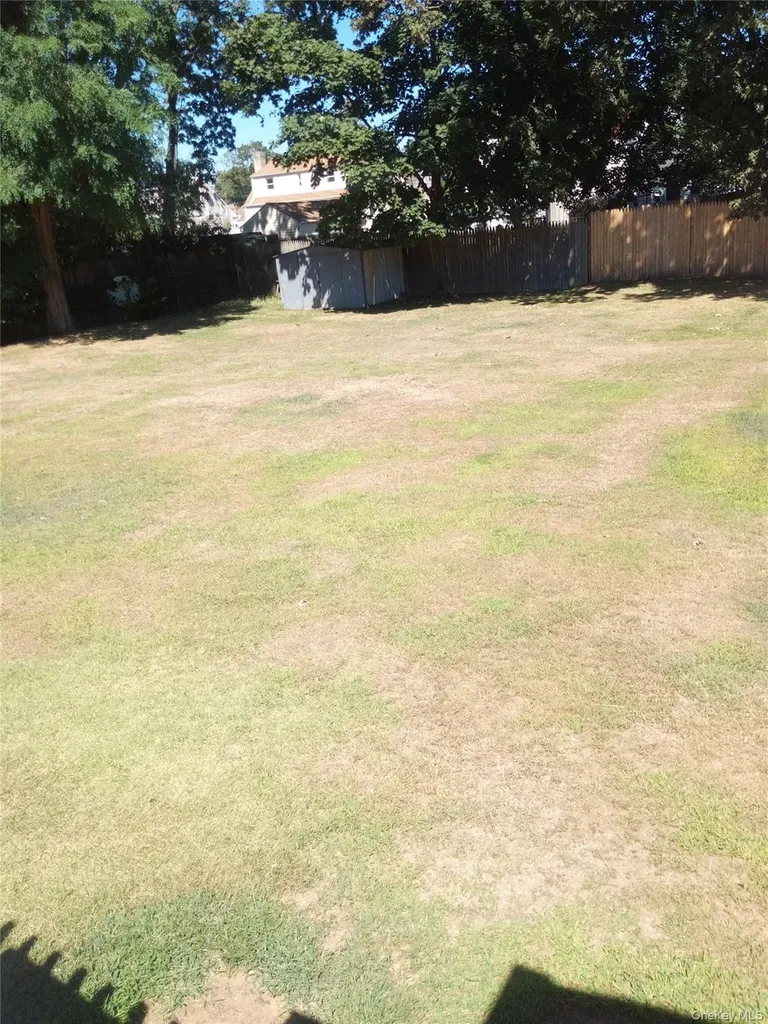 65 Heathcote Road Lindenhurst NY 11757