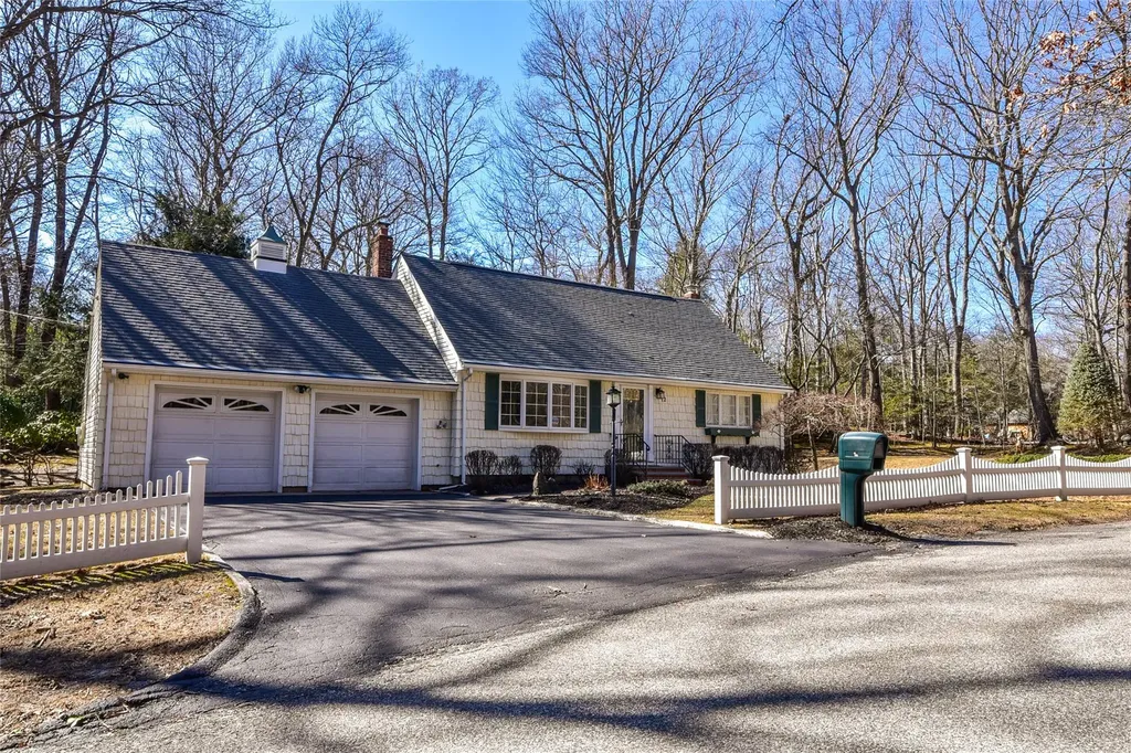 12 Valley Circle Brookhaven NY 11764