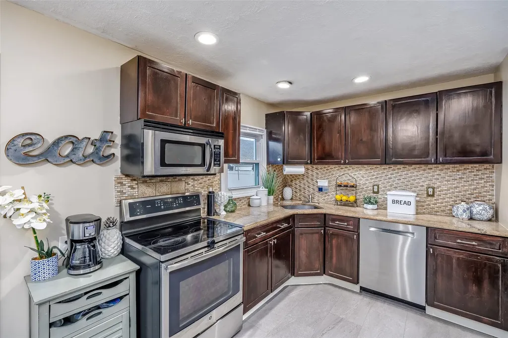 552 Meadowbrook Road Merrick NY 11566