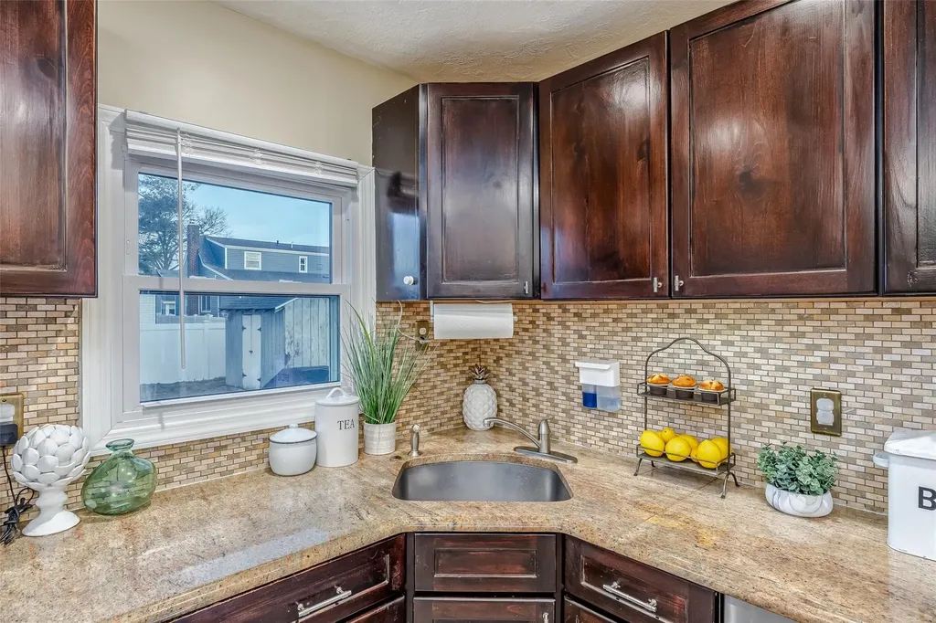552 Meadowbrook Road Merrick NY 11566