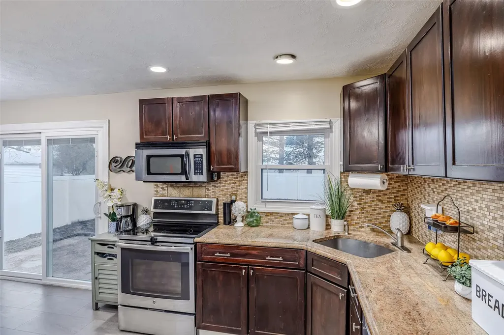 552 Meadowbrook Road Merrick NY 11566