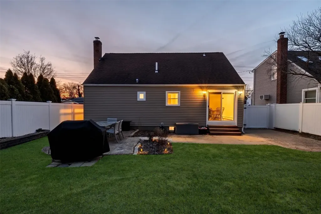552 Meadowbrook Road Merrick NY 11566