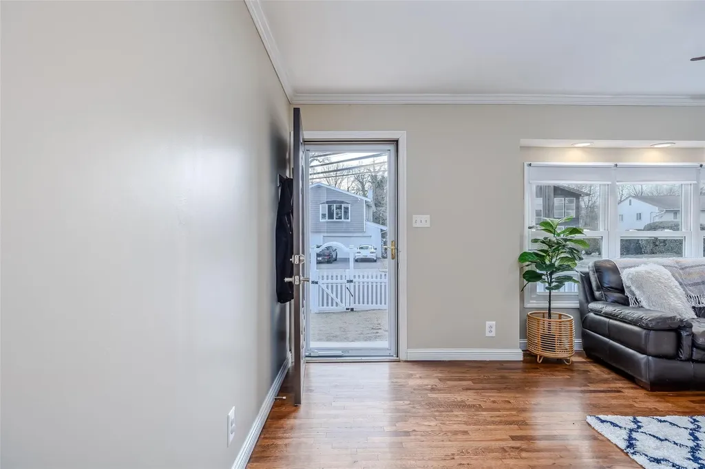 552 Meadowbrook Road Merrick NY 11566