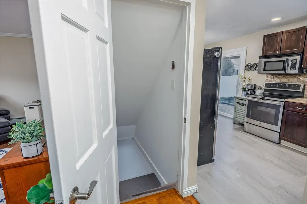 552 Meadowbrook Road Merrick NY 11566
