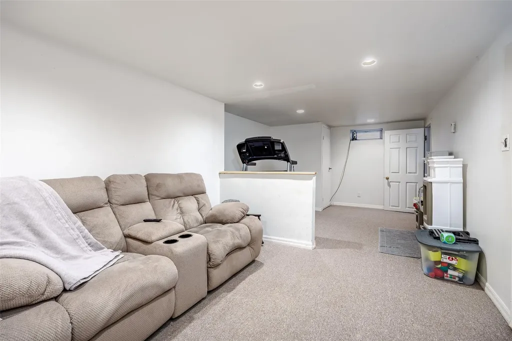 552 Meadowbrook Road Merrick NY 11566