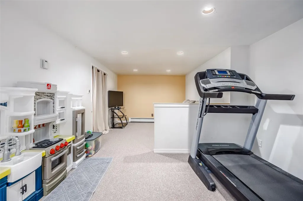 552 Meadowbrook Road Merrick NY 11566