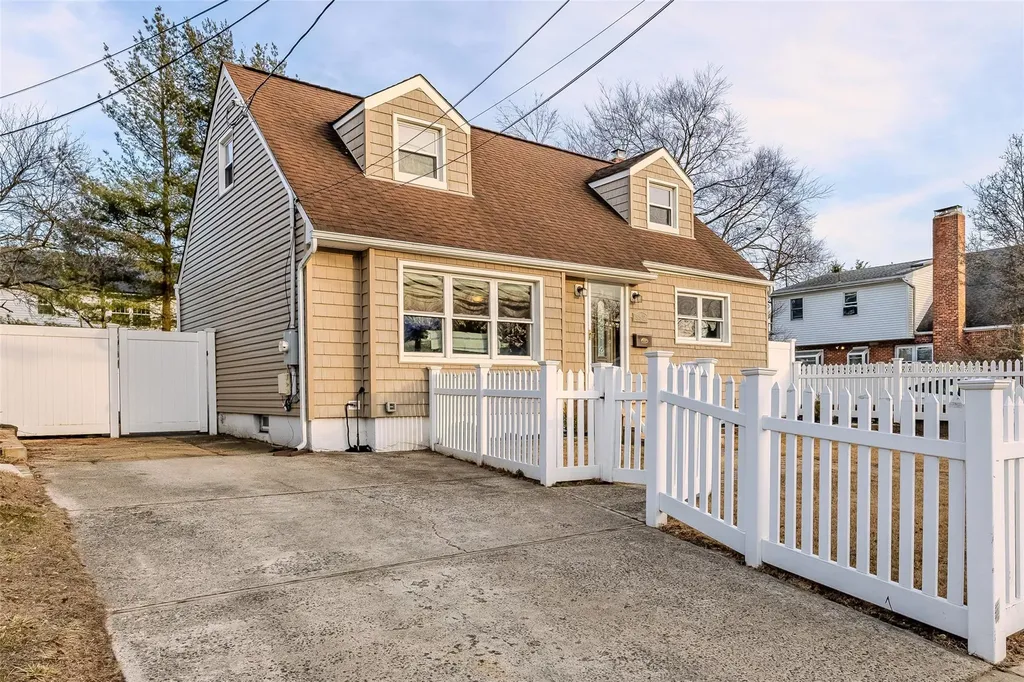 552 Meadowbrook Road Merrick NY 11566