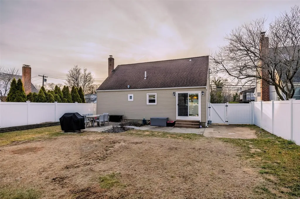 552 Meadowbrook Road Merrick NY 11566