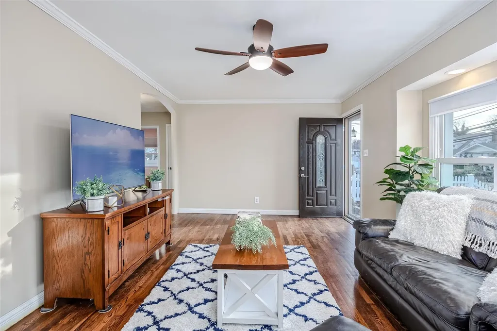 552 Meadowbrook Road Merrick NY 11566