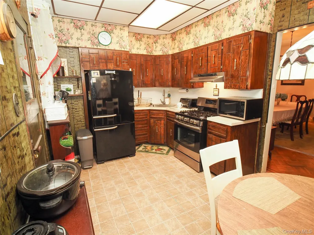 5844 78th Avenue Glendale NY 11385