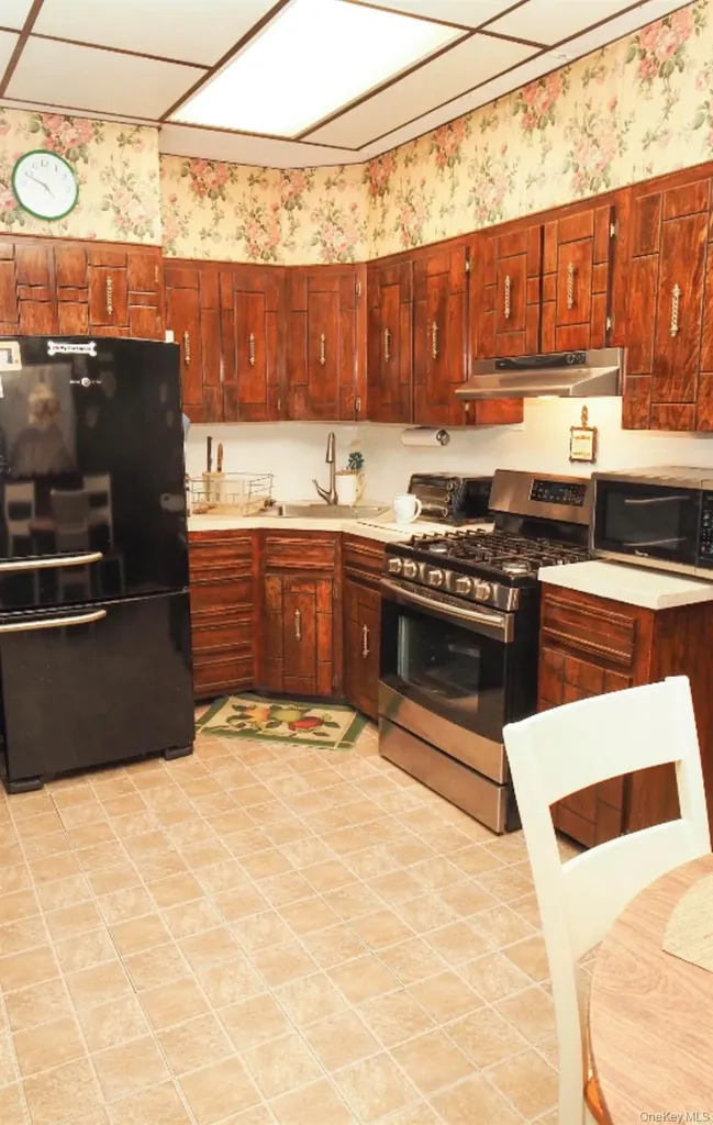 5844 78th Avenue Glendale NY 11385