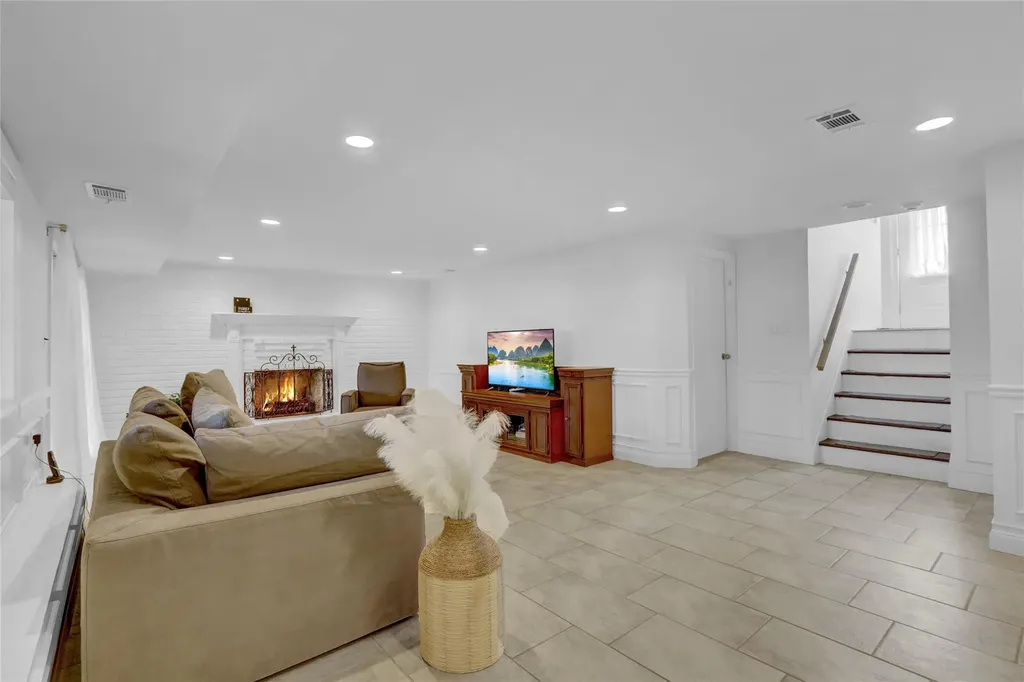 1673 North Gate Merrick NY 11566
