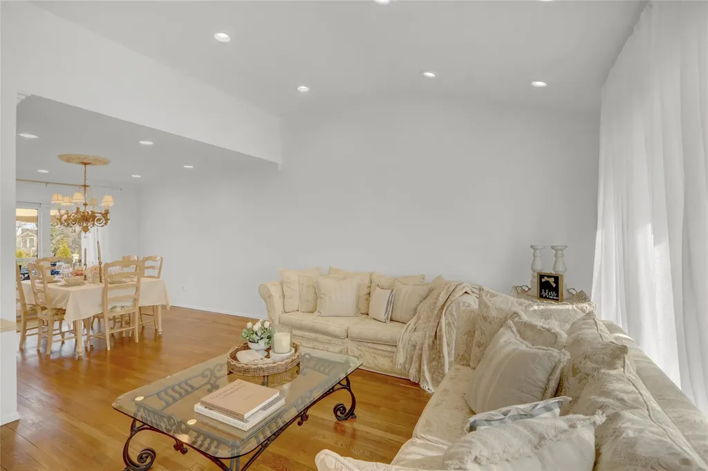 1673 North Gate Merrick NY 11566