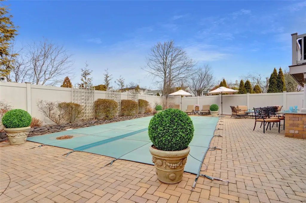 1673 North Gate Merrick NY 11566