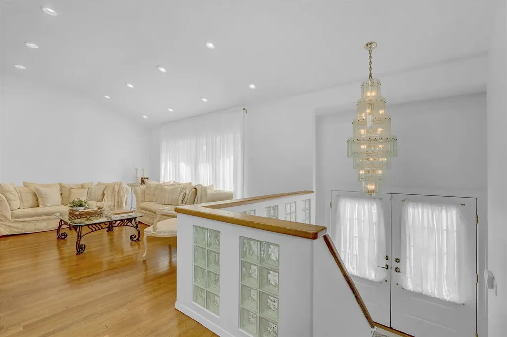 1673 North Gate Merrick NY 11566