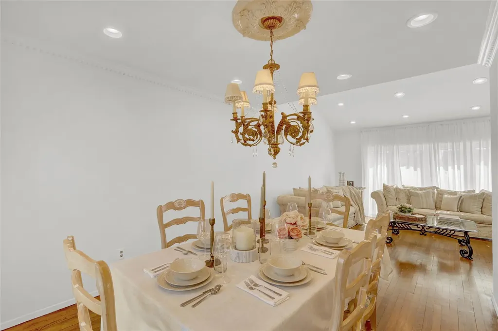 1673 North Gate Merrick NY 11566