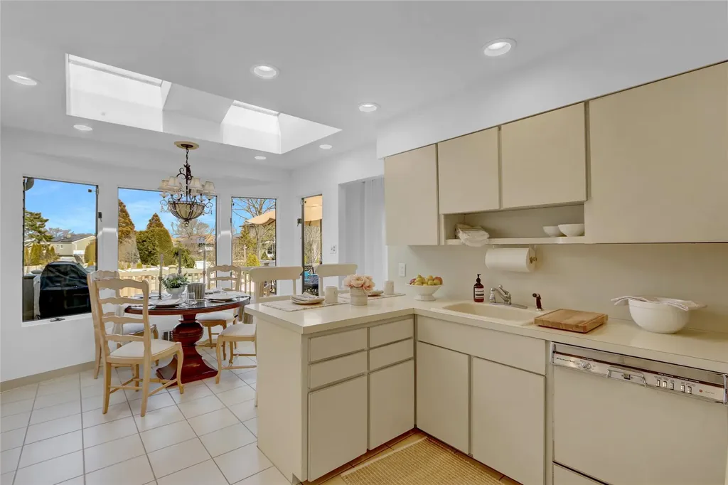 1673 North Gate Merrick NY 11566