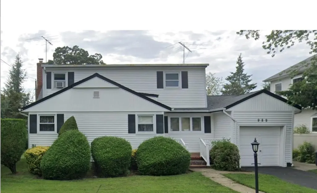 989 Jonel Lane Massapequa NY 11758