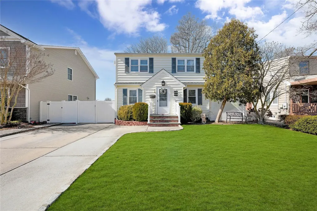 33 Hanover Place Merrick NY 11566