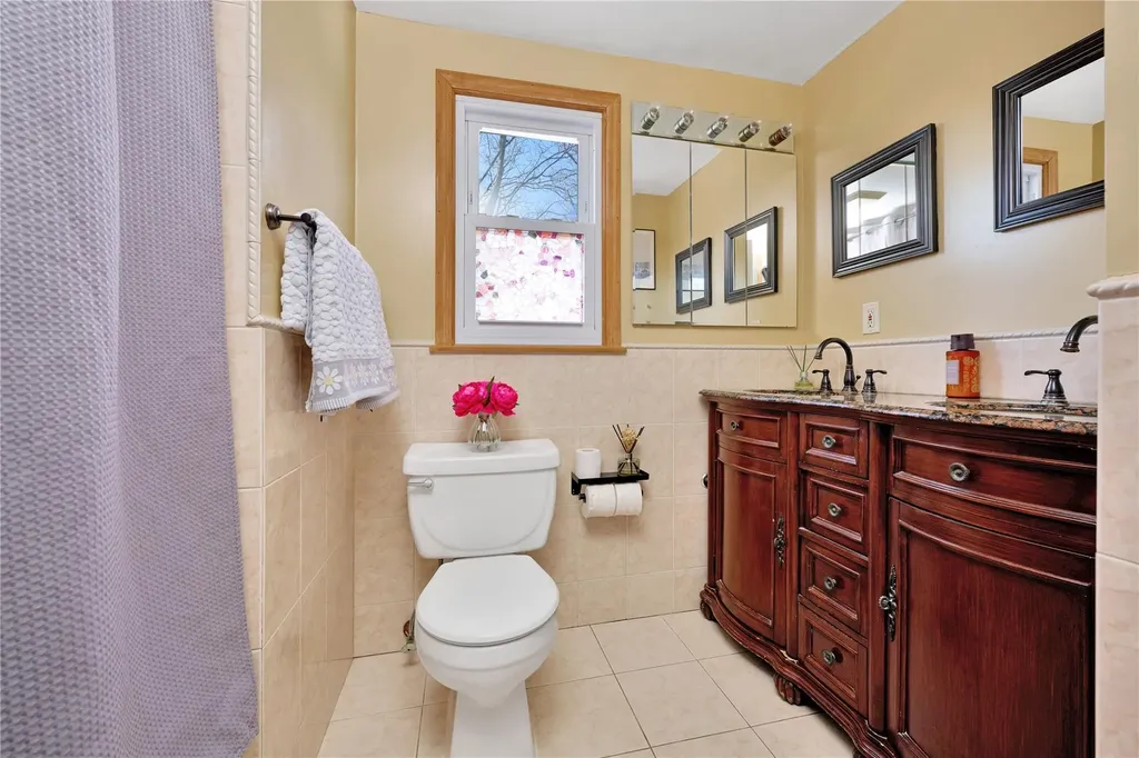 33 Hanover Place Merrick NY 11566
